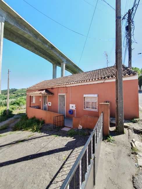 Prédio com 4 apartamentos + 2 Moradias, com 2 apartamentos cada uma