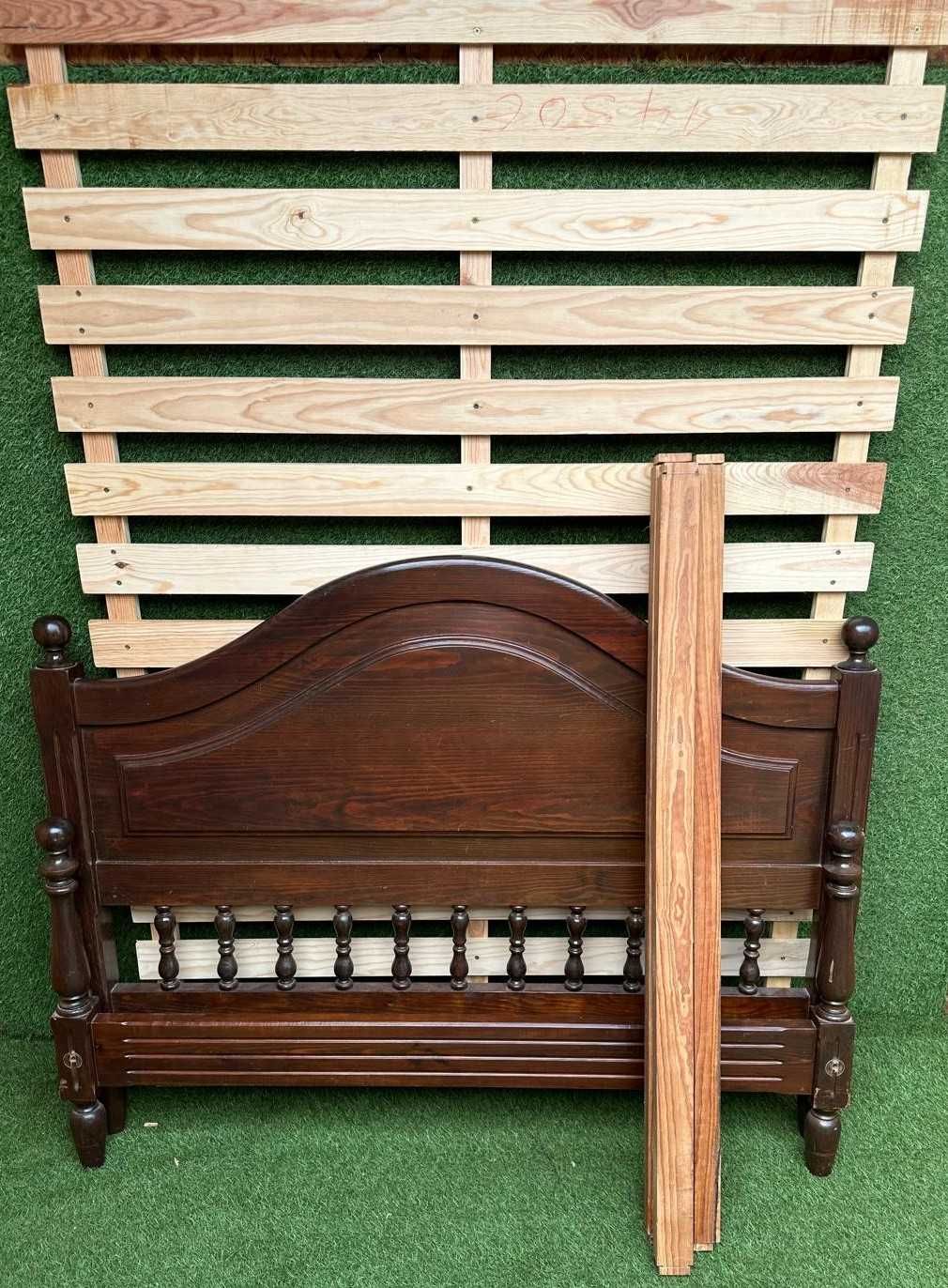 Cama de corpo e meio em pinho maciço com estrado
