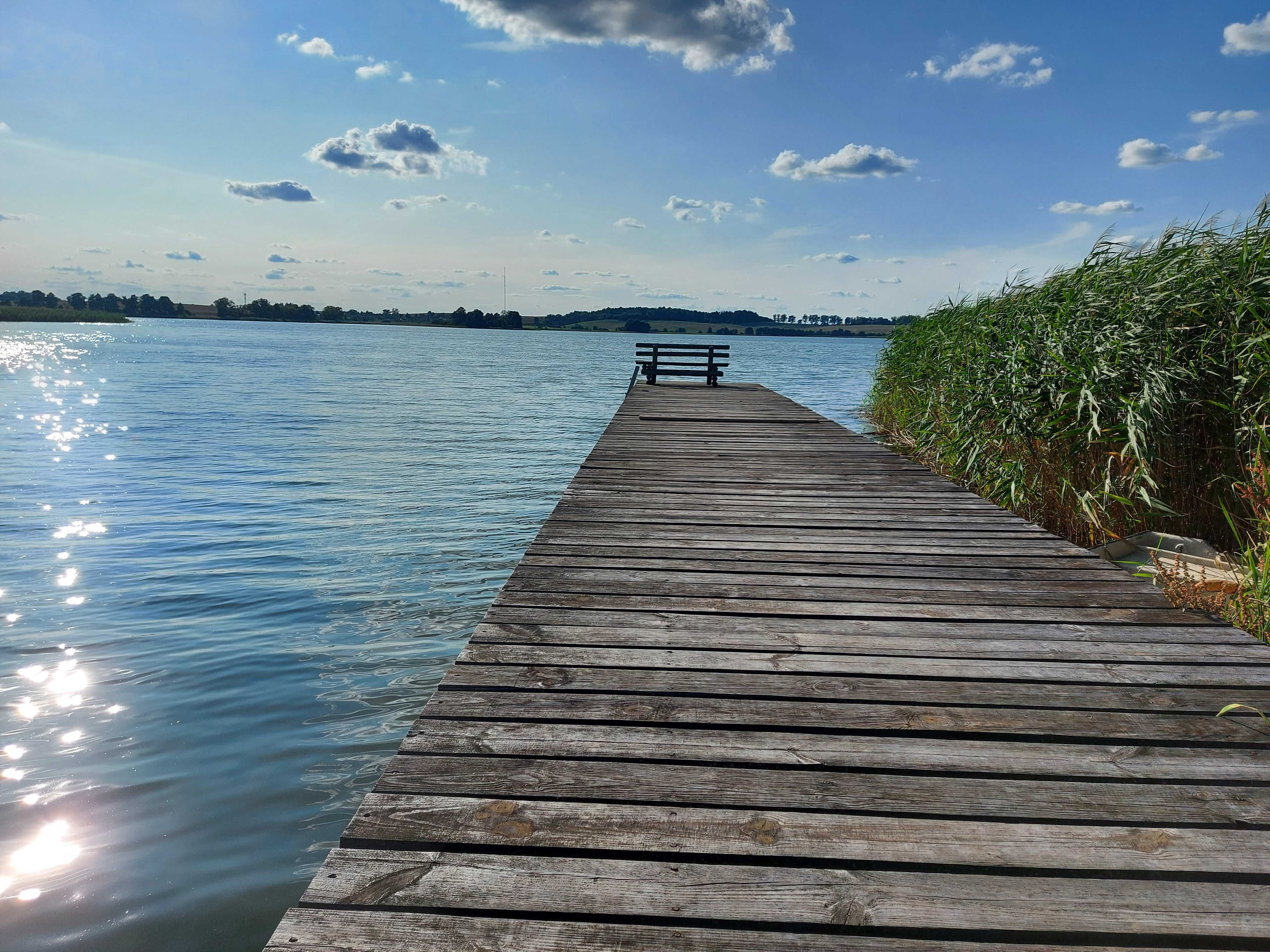 Domek nad jeziorem własna linia brzegowa pomost łódka rower wodny