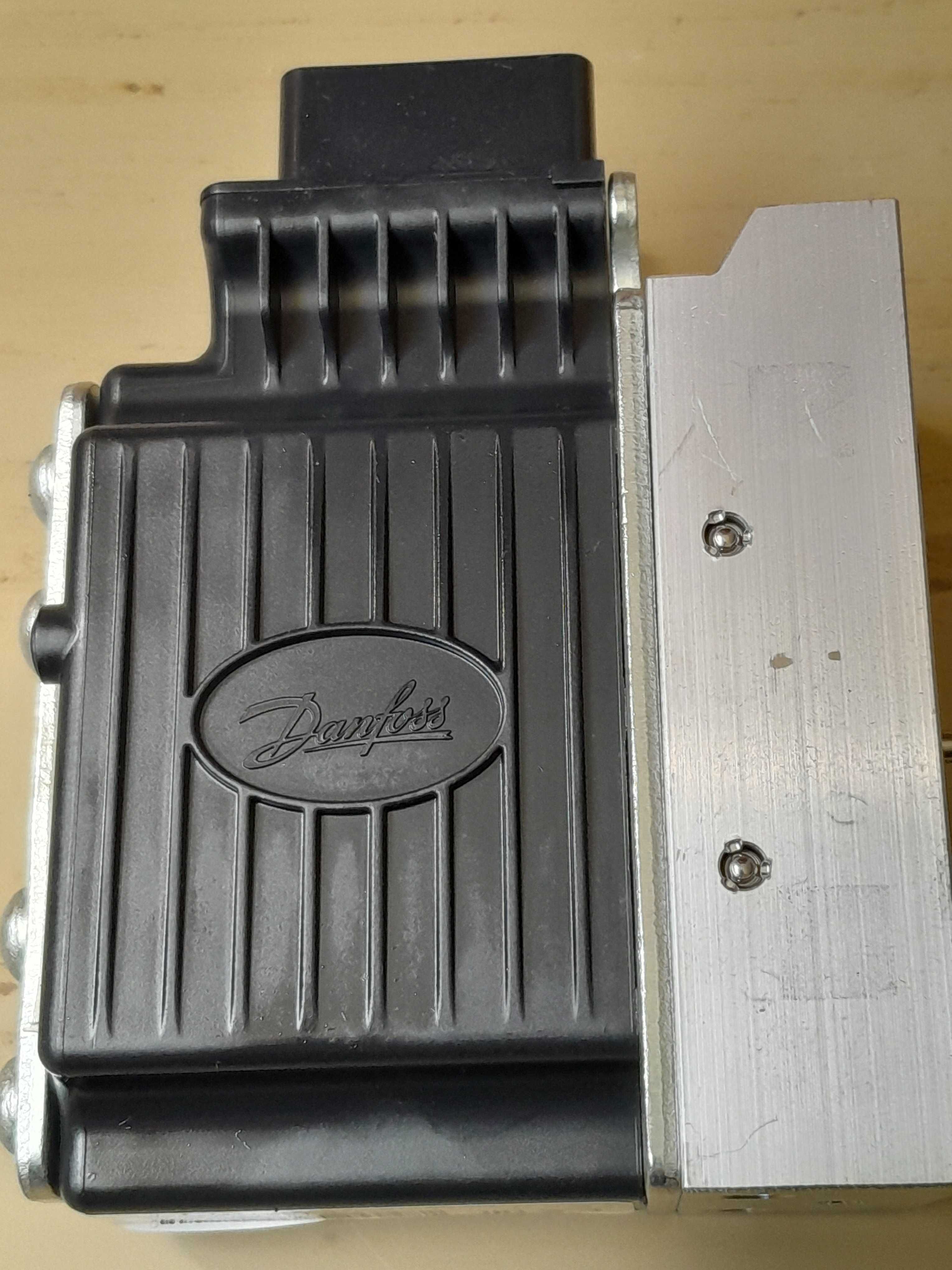 Cewka Danfoss  111.66.824  (157B4033) nowa