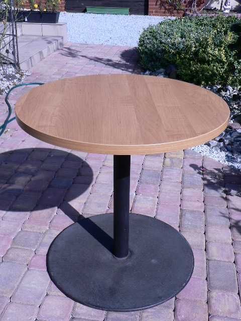 stolik okolicznościowy na masywnej stalowej nodze