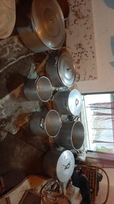 Vários tachos industriais