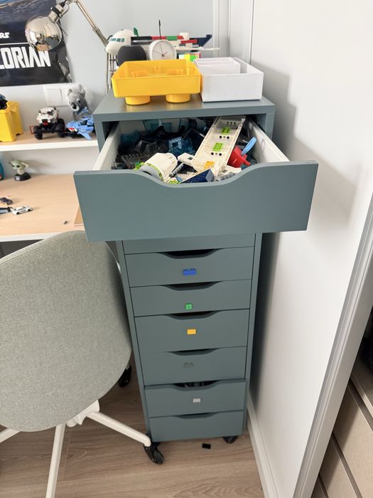 Armário com gavetas sobre rodas