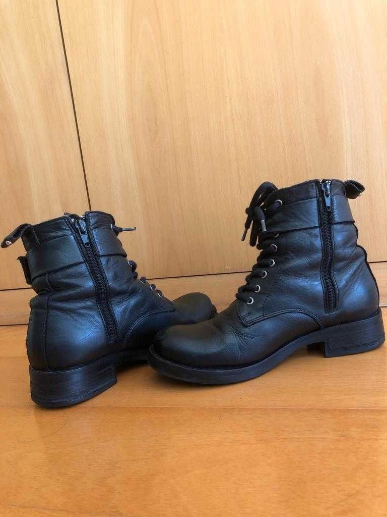 Botas / botins estilo militar pretas em pele, tamanho 36