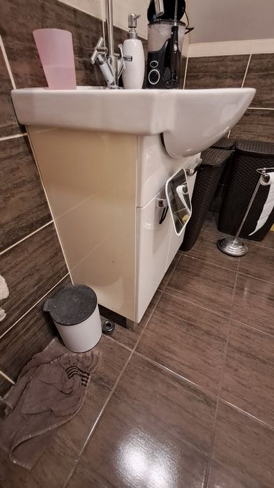 Zestaw mebli łazienkowych Koło umywalka z baterią słupek szafka z lust