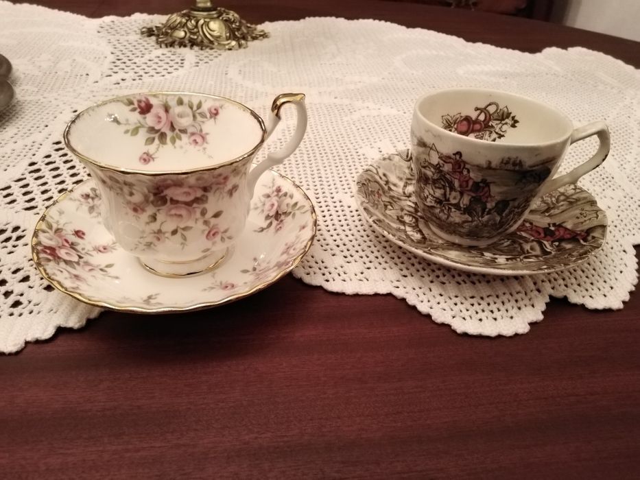 2 Chávenas de Chá em Porcelana da Royal Albert e da Johnson Bross