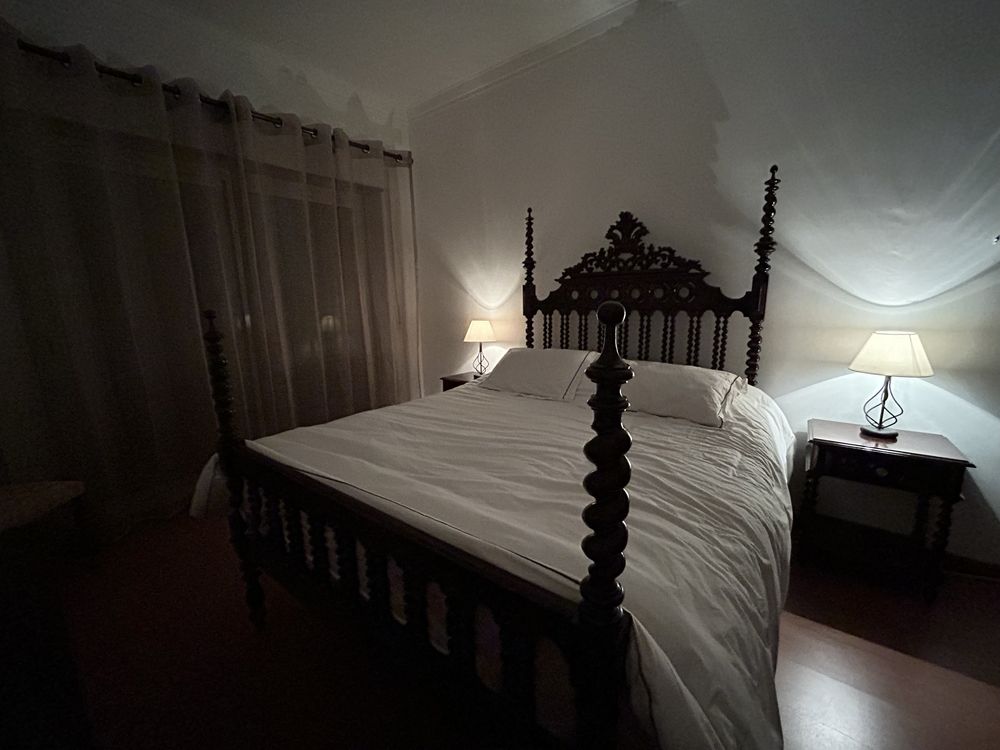 Cama antiga em madeira maciça de bilros e respetiva mobília completa com colchão ortopédico nunca usado.