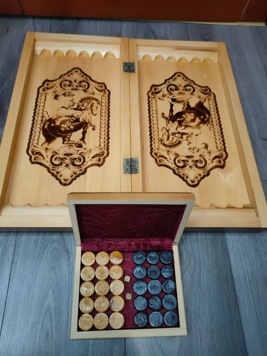 Деревянный комплект резные нарды 50х50 см. В новом состоянии