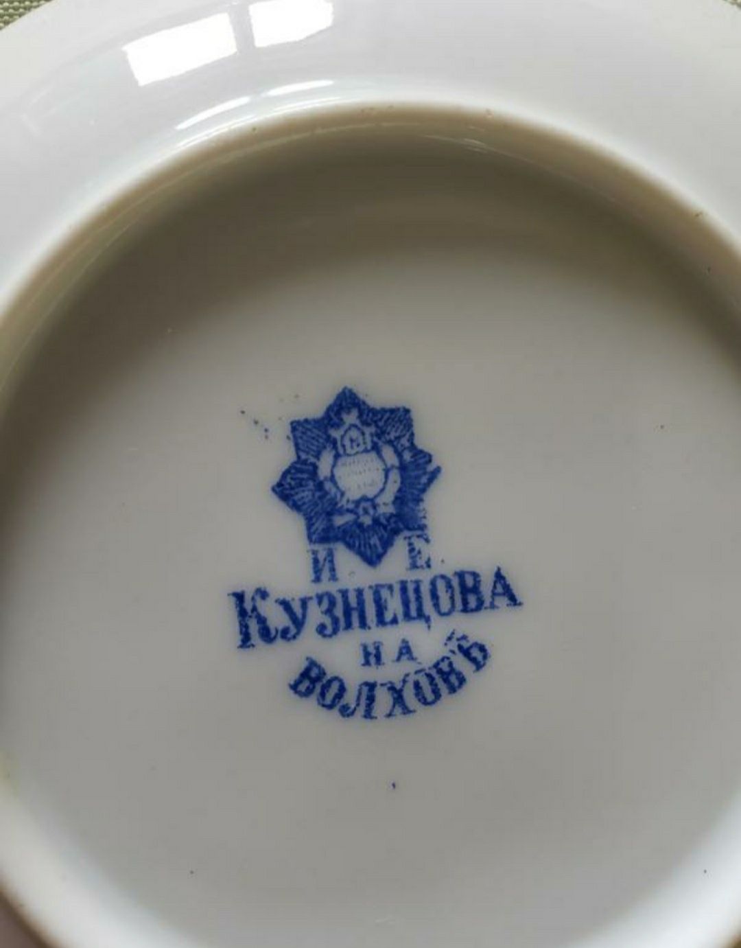Редкое блюдце фабрики Кузнецова на волхове.