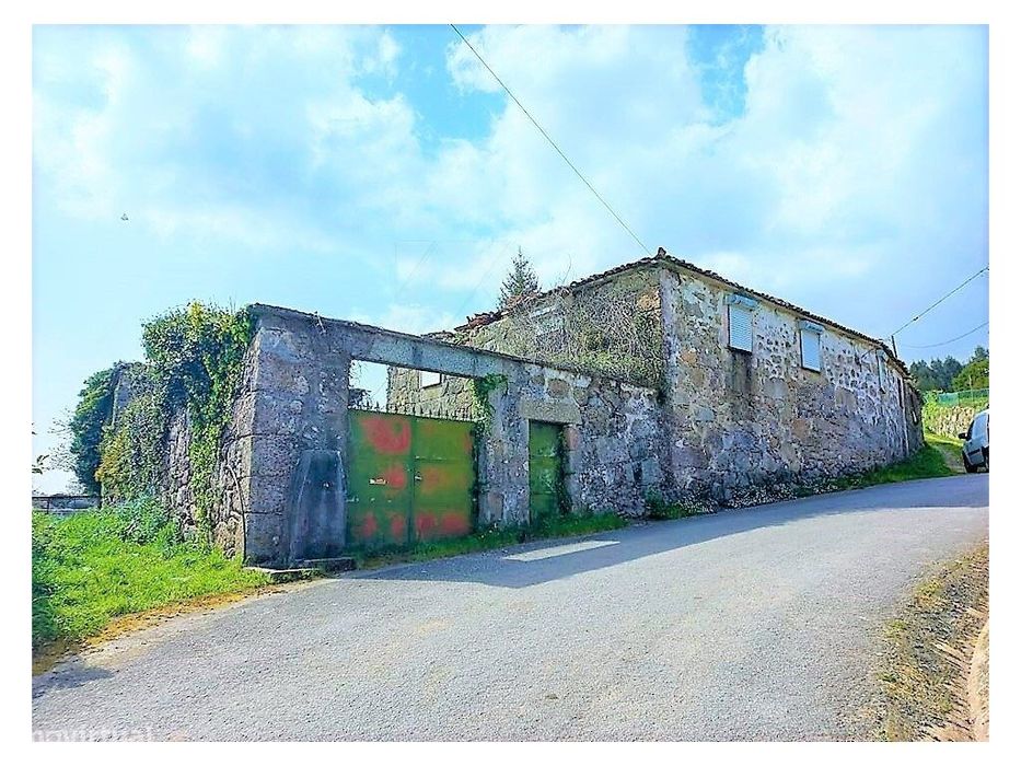 Casa antiga em pedra para restauro em Padornelo