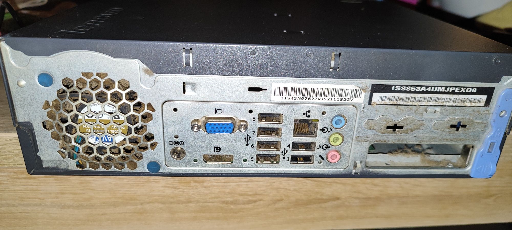 Komputer stacjonarny lenowo z monitorem