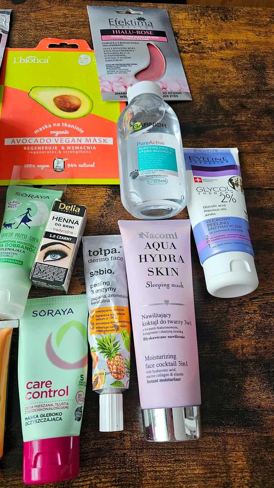 Zestaw do pielęgnacji twarzy. Krem, maseczka, peeling baza pod makijaż