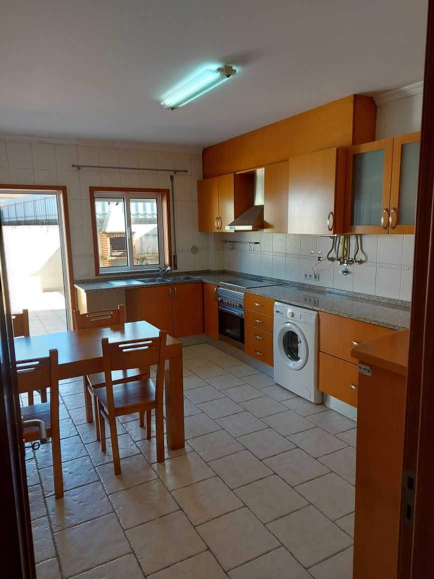 Apartamento T2 Aradas c/garagem e churrasqueira