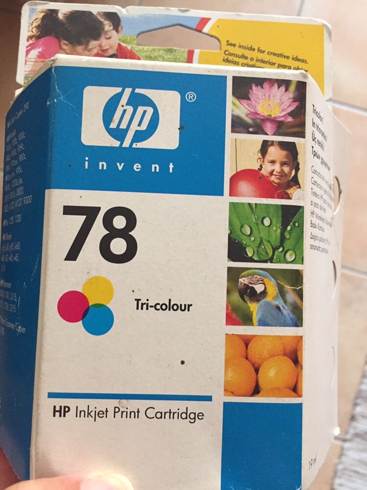 Tinteiro HP tricolor para impressão a jato.