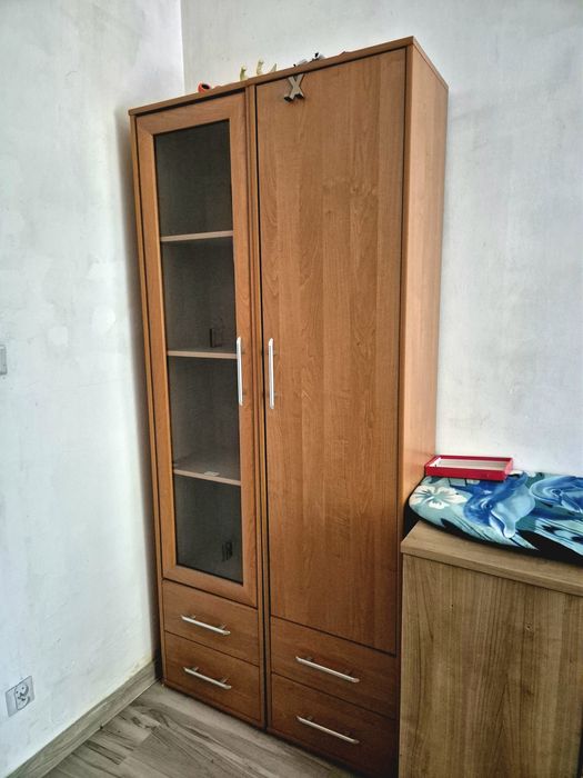 Szafa i witryna z przeszkleniem