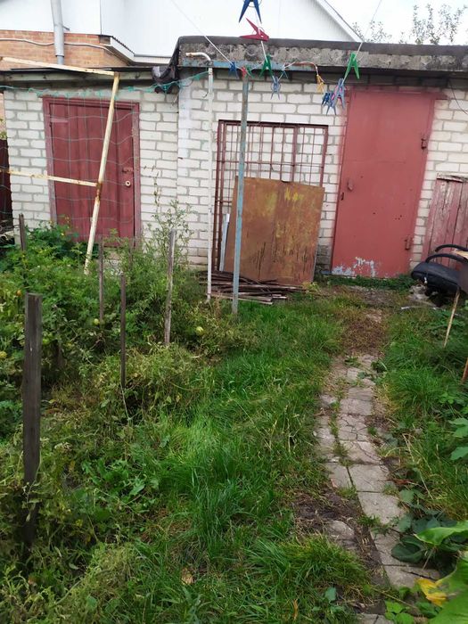 Частина цегляного будинку в затишному районі міста