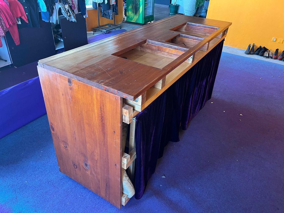 Cabina DJ / DJ booth em madeira feito a mão