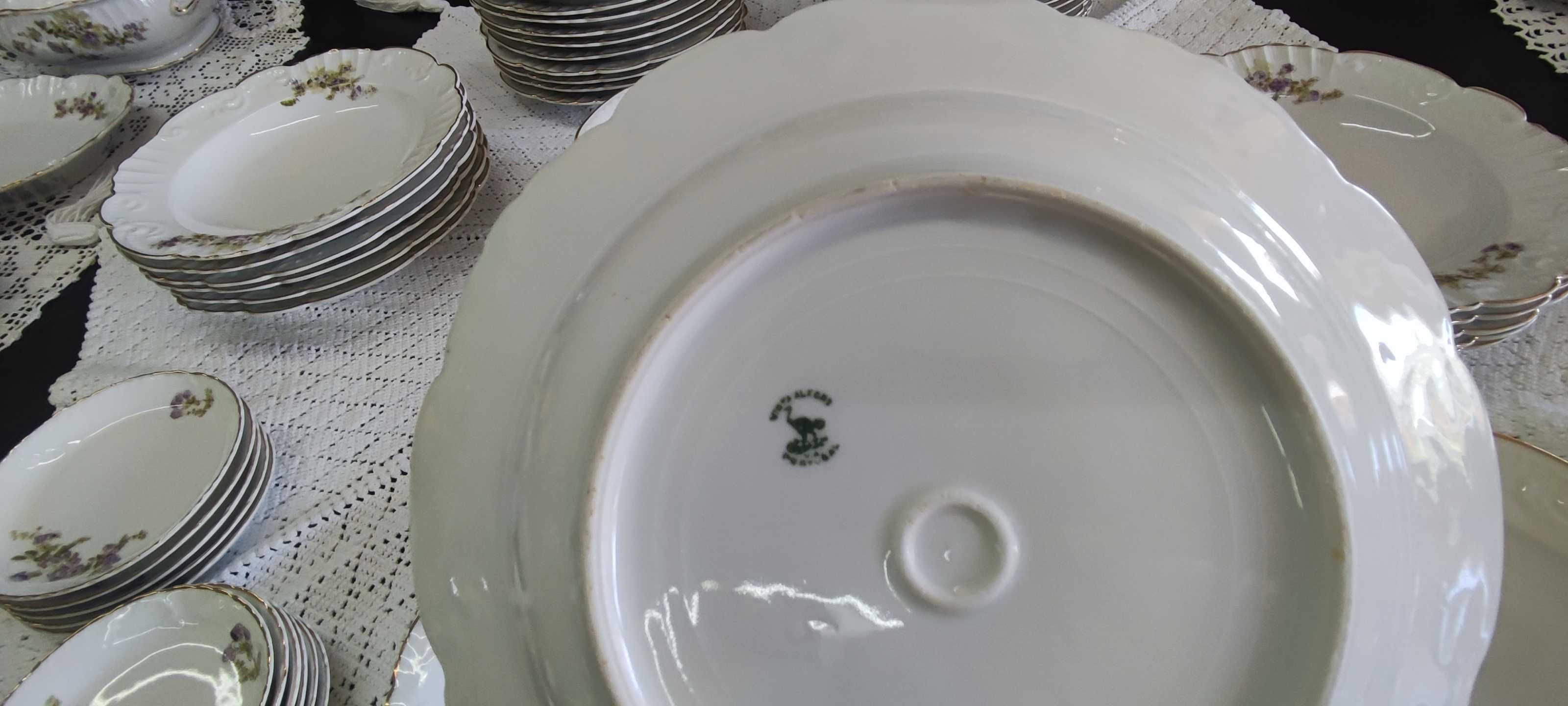 Vista Alegre serviço porcelana século XIX 1881 ema cegonha