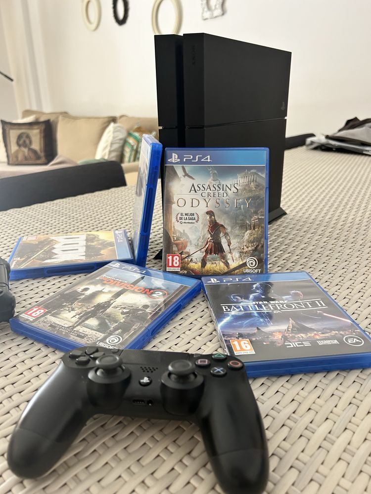 Playstation 4 - PS4 - como nova + 2 comandos + 5 jogos