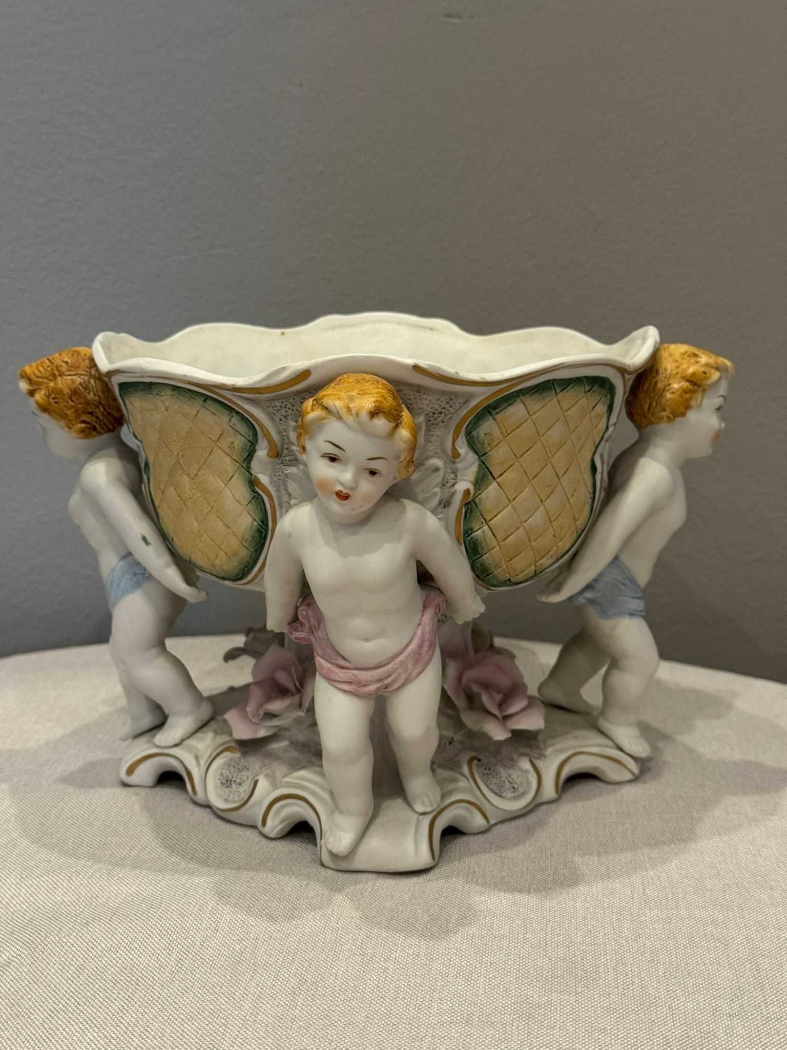 Misa (żardiniera) trzymana przez Putto, porcelana ręcznie malowana.