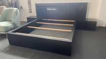 Cama com mesinhas