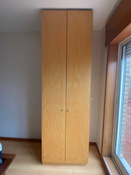 Roupeiro com tres gavetas