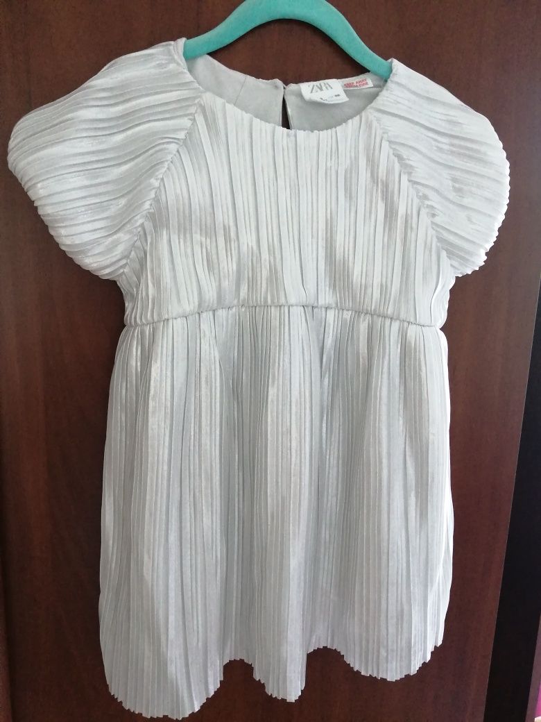 Sukienka Zara 98 plisowana srebrna