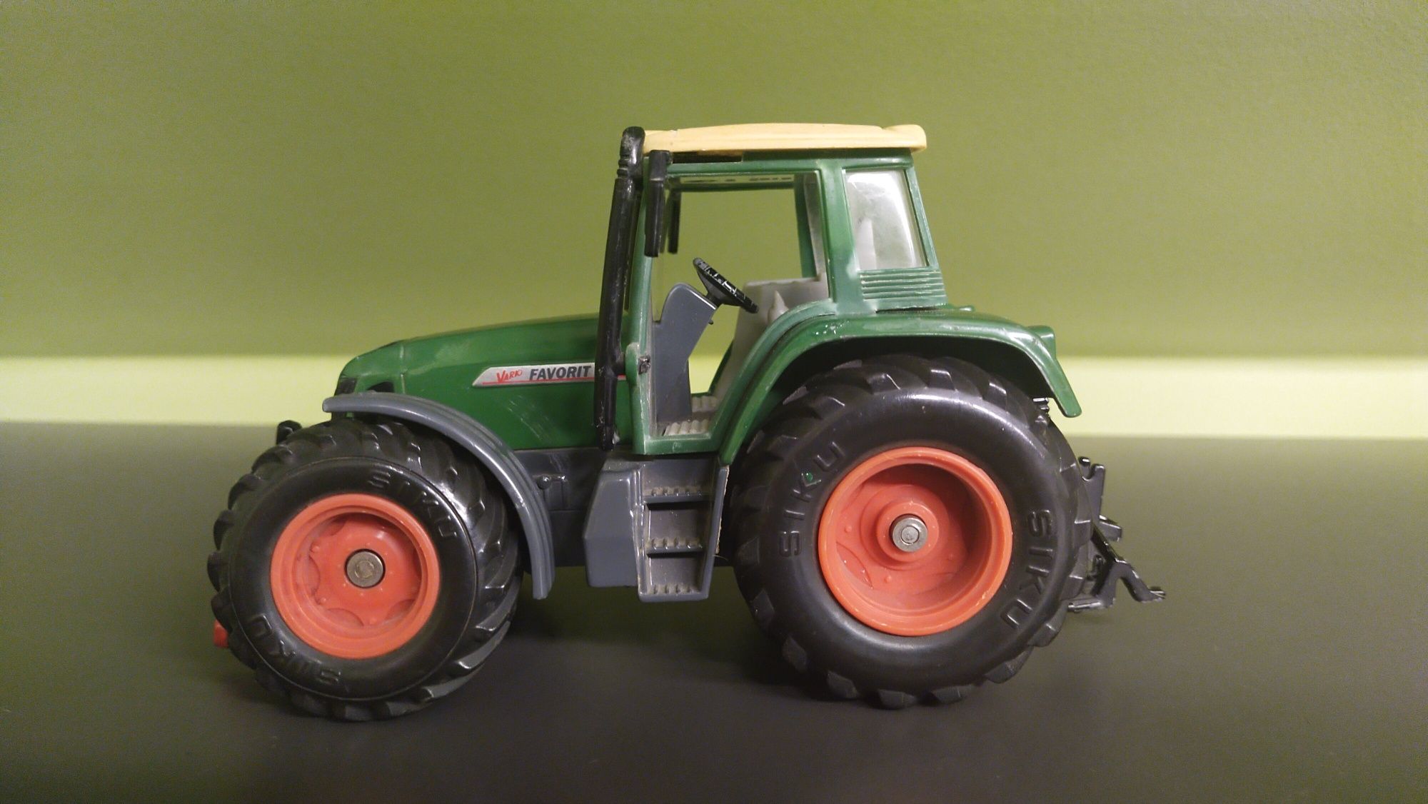 Siku traktor Fendt 1 32