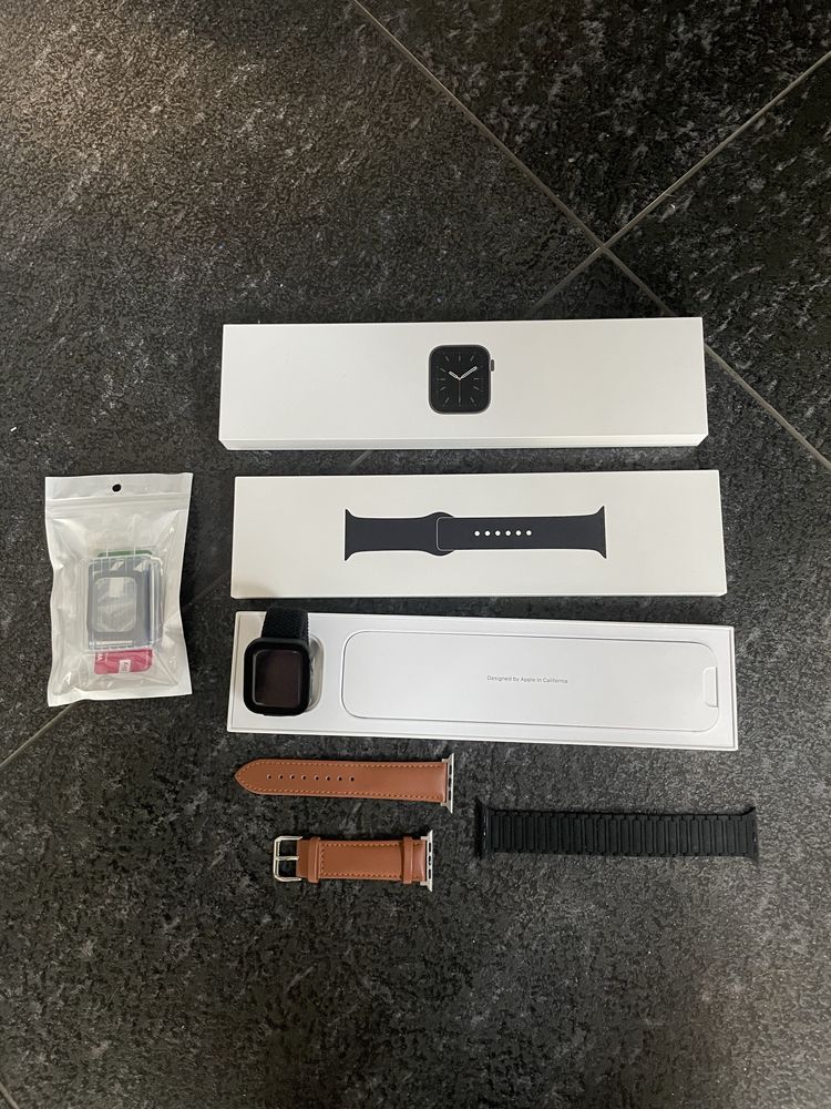 Apple Watch series 6 40 mm w obudowie ochronnej