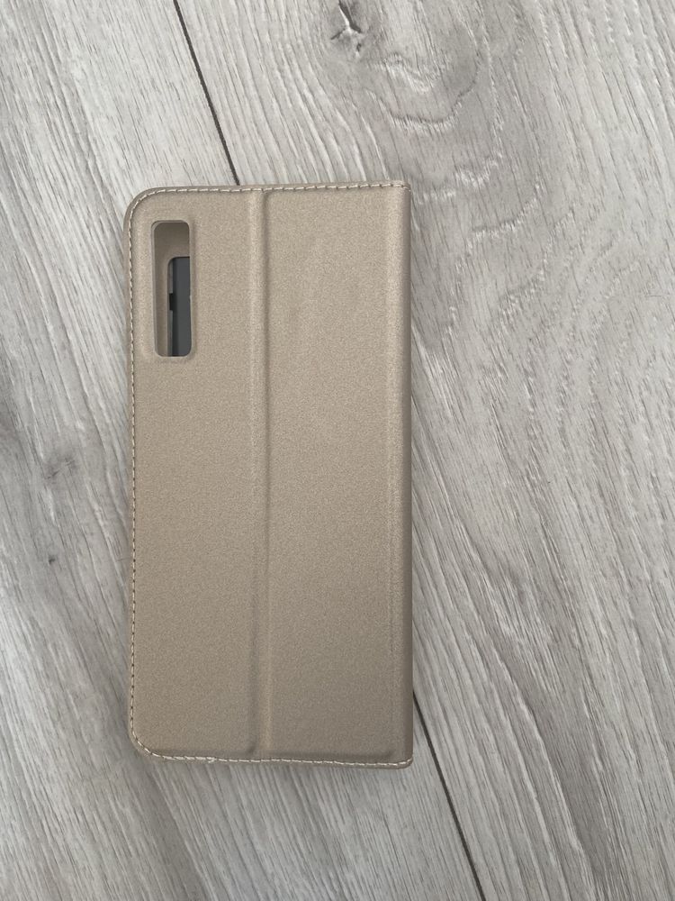 Etui z klapką GreenGo do Galaxy A7 2018 SM-A750F złoty