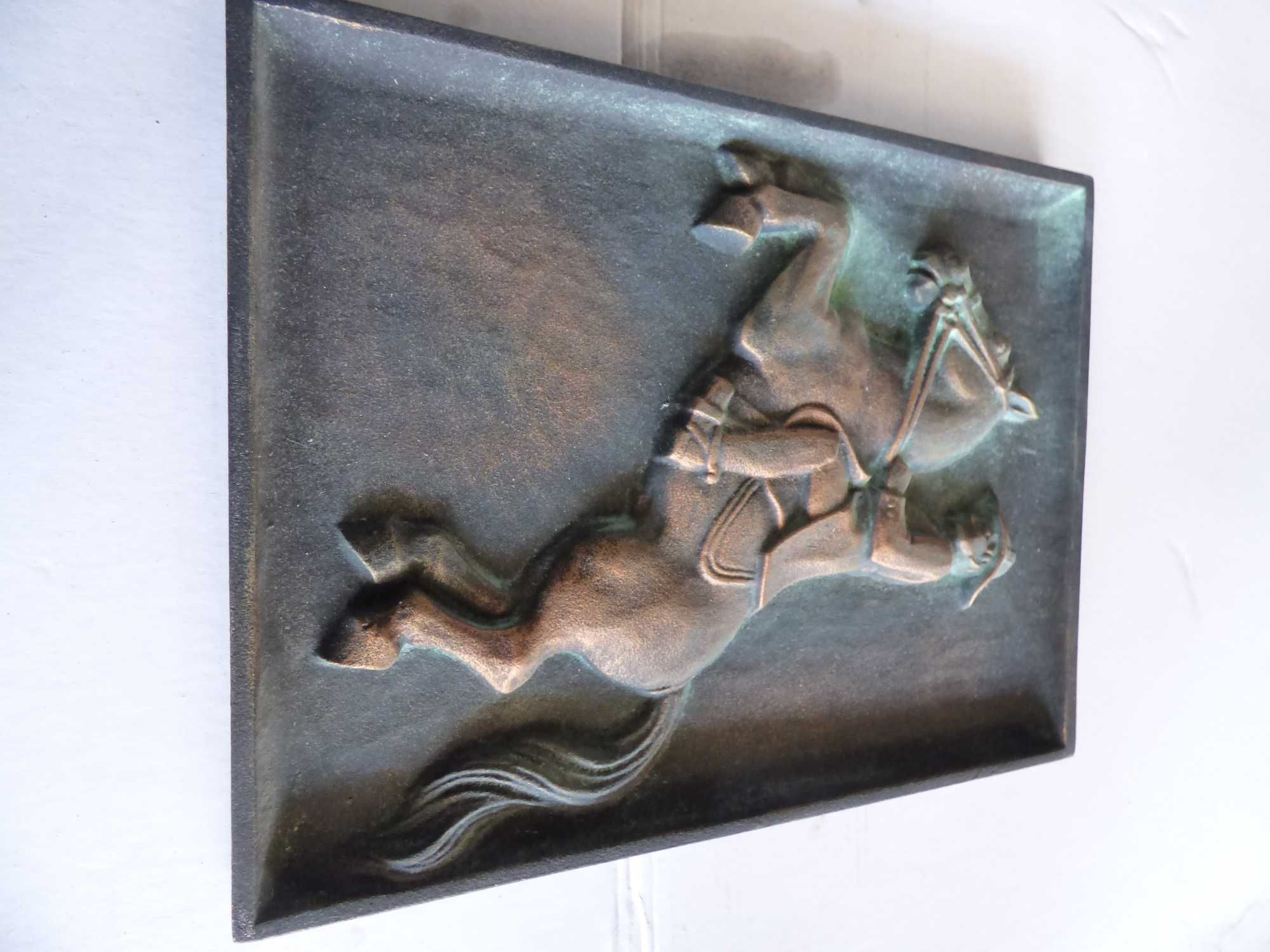 stara żeliwna plakieta -jezdziec na koniu sygnowana
