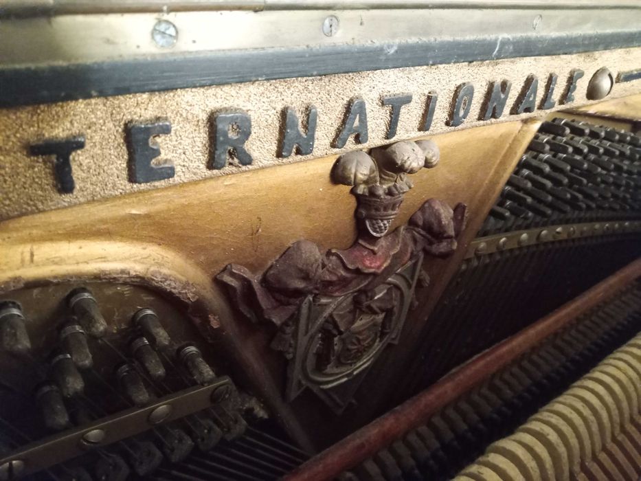 przedwojenne czarne, zabytkowe pianino Banasikowski