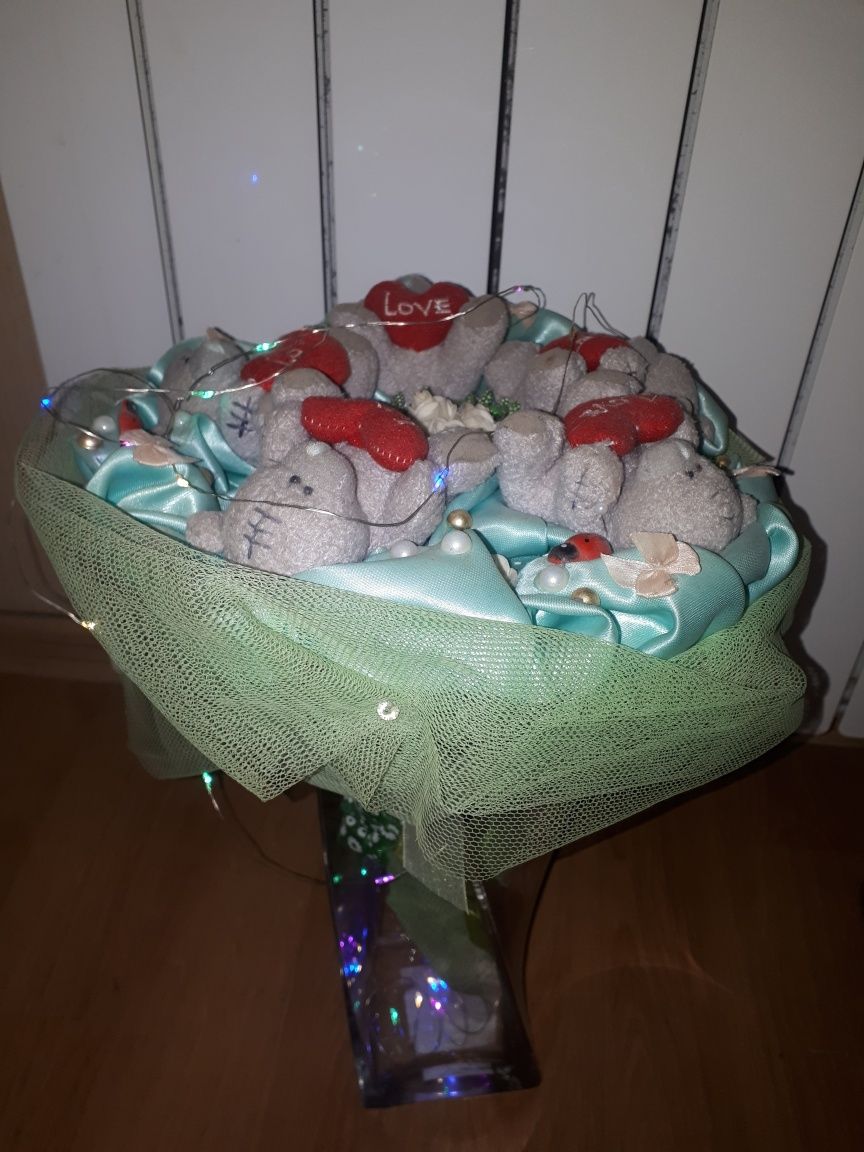 Букет игрушек сердечки мишки  с подсветкой и вазой hand made