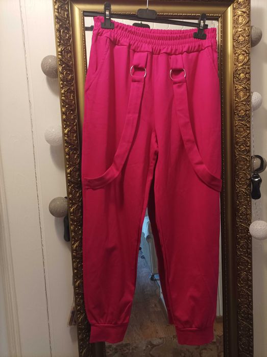 Spodnie dresowe damskie z szelkami fuksja.