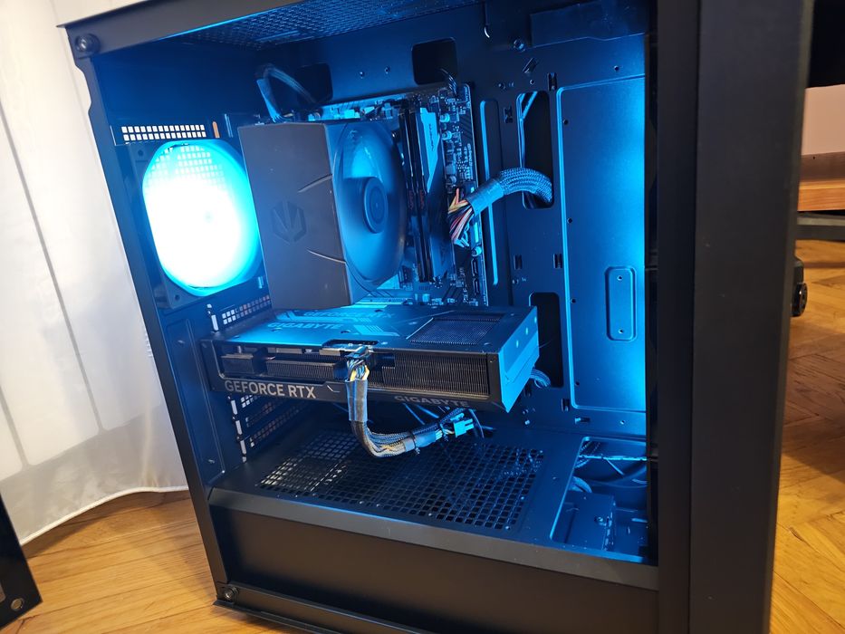 RTX4070 Ryzen 5 8400F RAM 32 GB 1TB SSD WiFi Win 11 Komputer Gamingowy