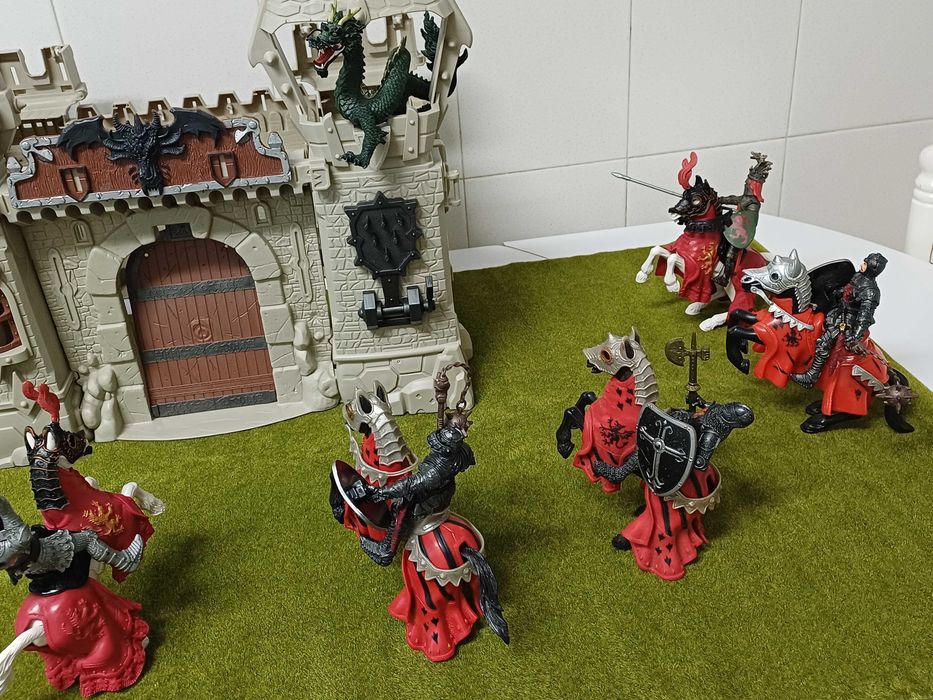 Castelo com 2 Dragões e 8 Cavaleiros Medievais