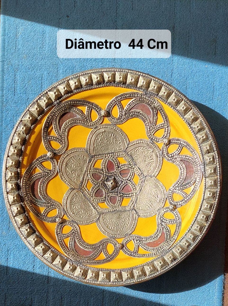 Prato decorativo origem México, com embutidos de latão e pele.