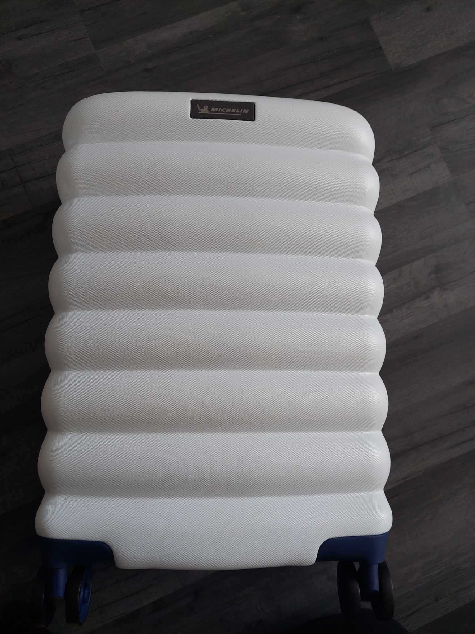 Nowa biała walizka kabinowa Michelin