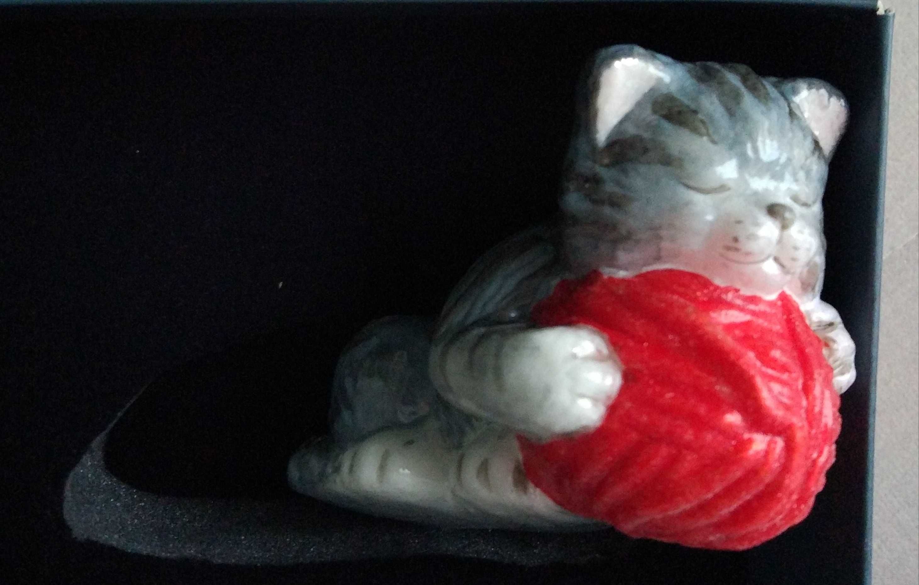 Bombka szklana choinkowa ręczne malowana Komozja Kotek śpiący