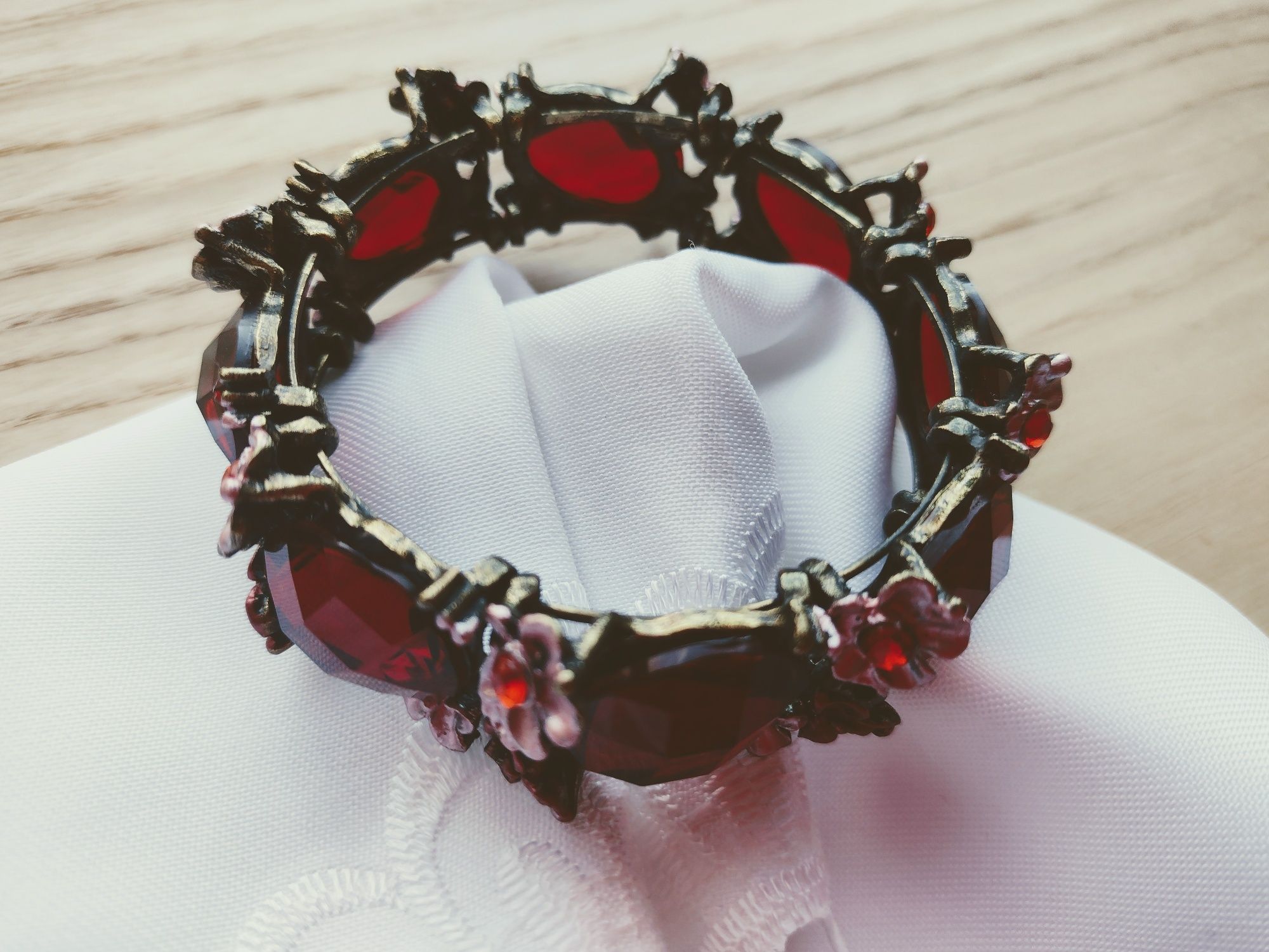 bransoletka damska w pudełku kryształy bordowe i elementy stare zło