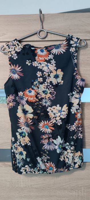 Sprzedam bluzkę granatową w kwiaty
