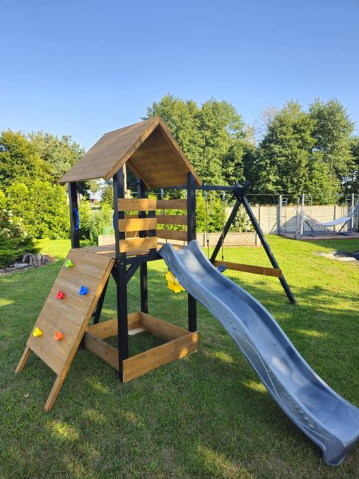 Plac zabaw, domek drewniany, huśtawka, zjeżdżalnia, domek dla dzieci