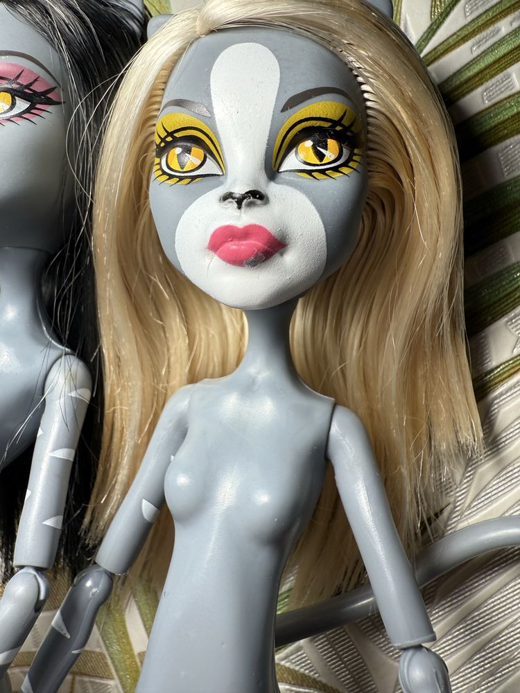 Мяулодія та Пурсефона на скутері Monster High