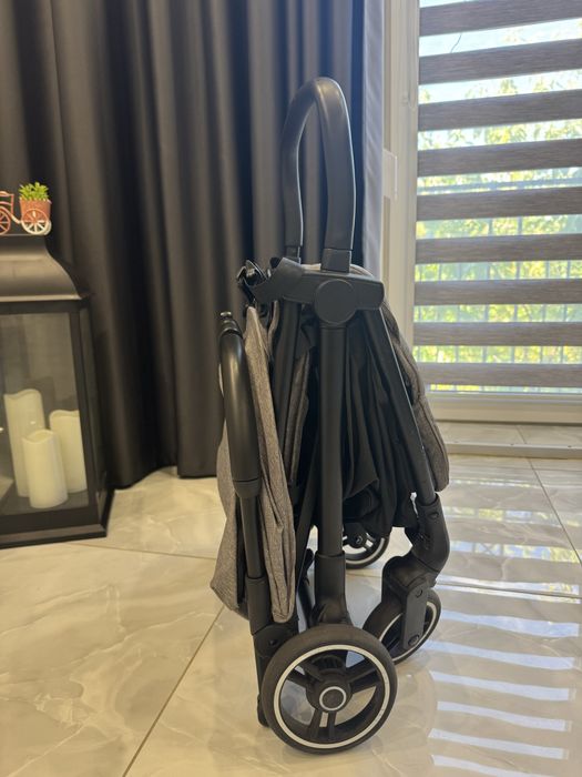 Сучасна та легка прогулянкова коляска