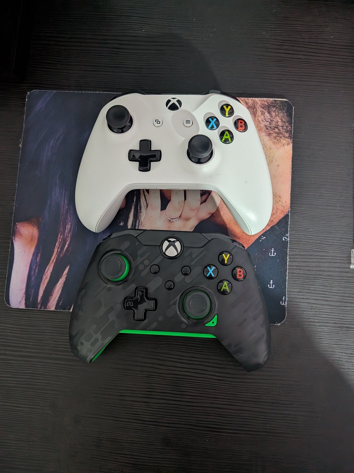 Xbox One X + 2 comandos