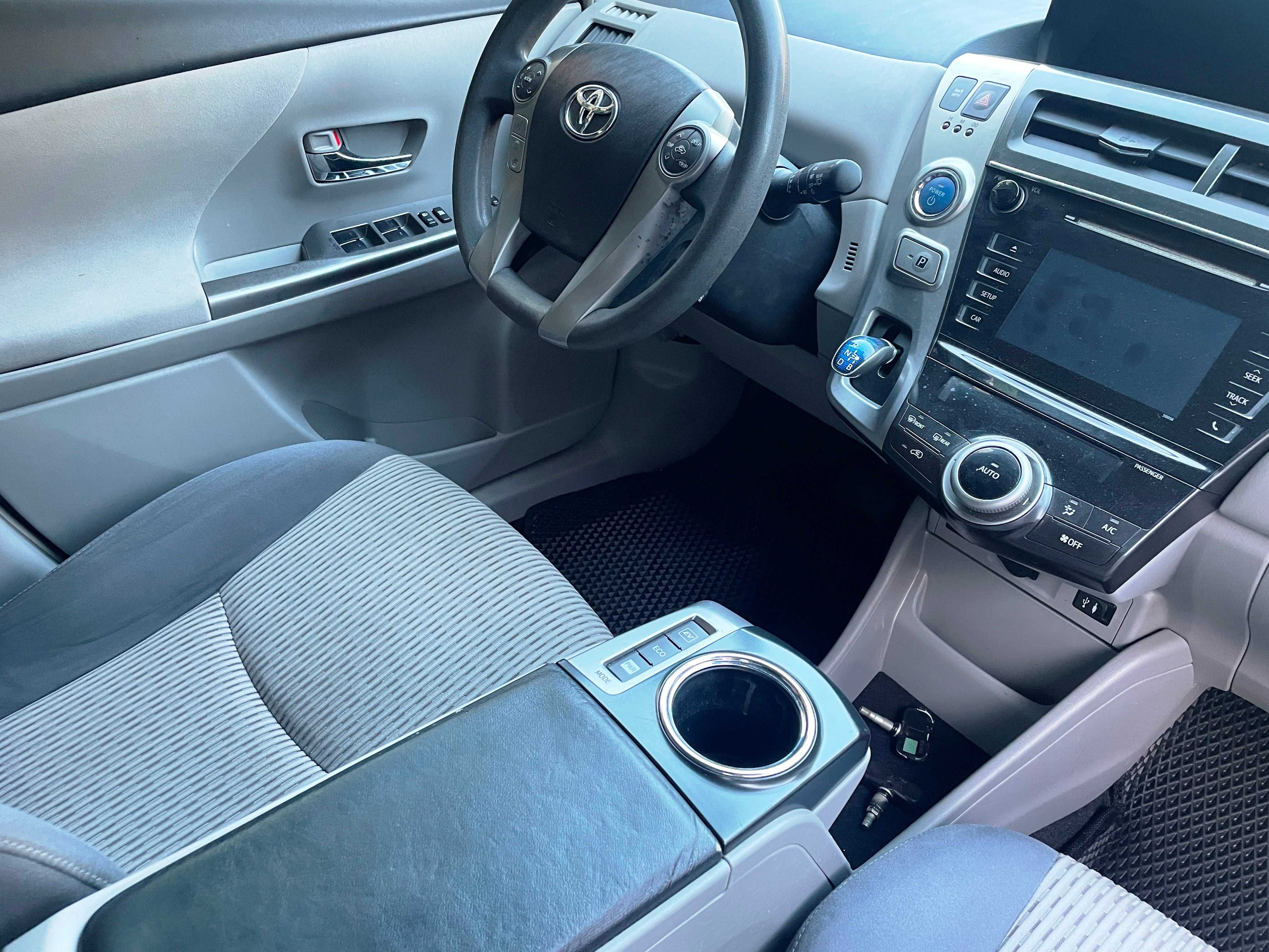 Оренда Toyota Prius V гібрид