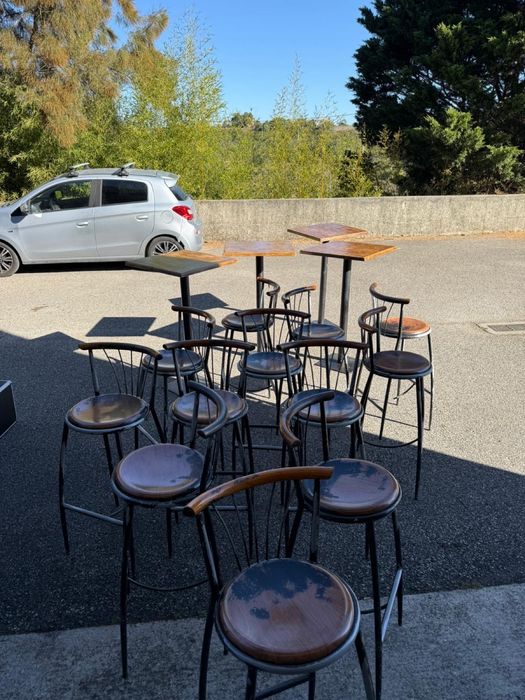 4 Mesas pe alto e 12 cadeiras altas