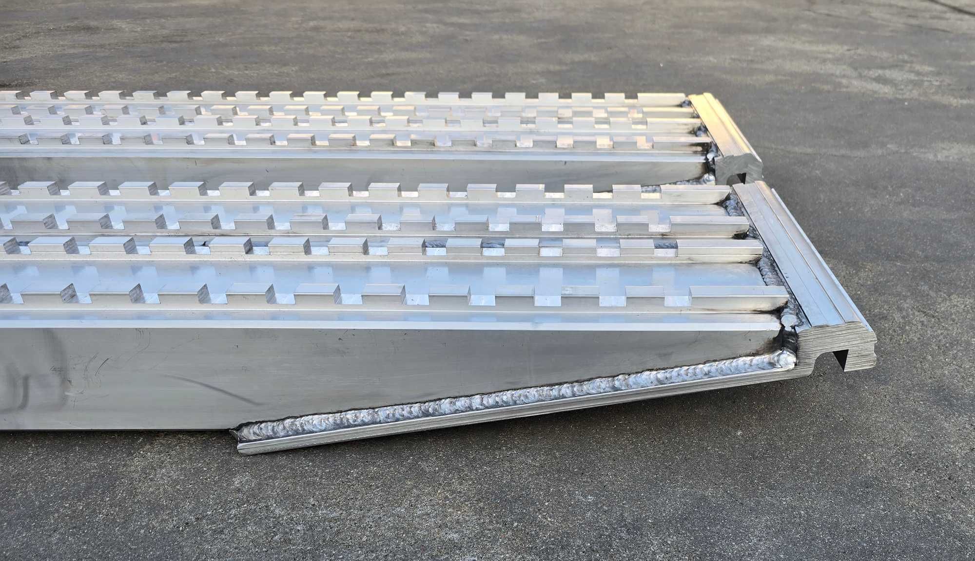 Najazdy aluminiowe PROFESSIONAL 2800x300x120mm mocowanie dolne 9,6 t.