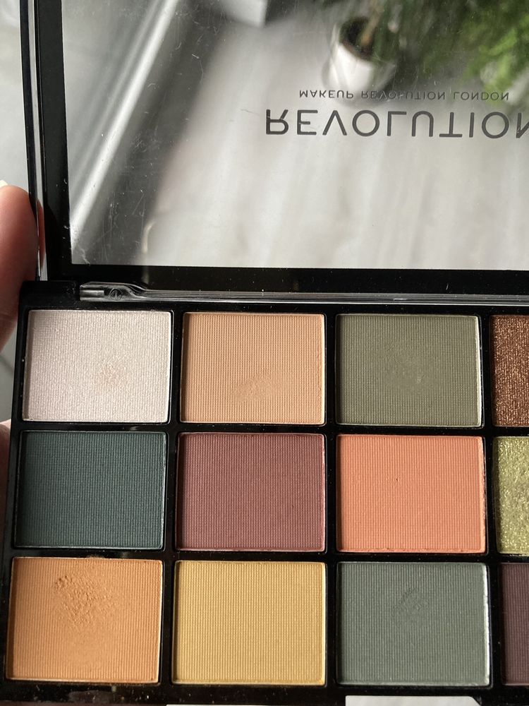 Makeup Revolution Reloaded Division paleta cieni do powiek