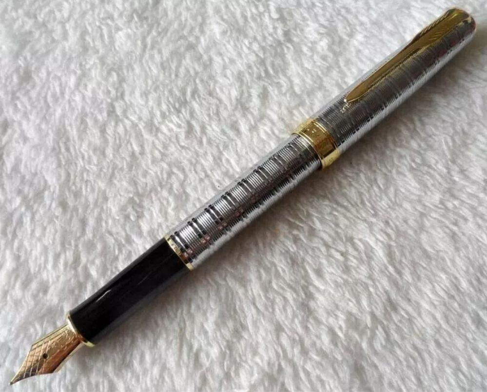 Caneta Tinta permanente Parker, com relevos, prateada, nova